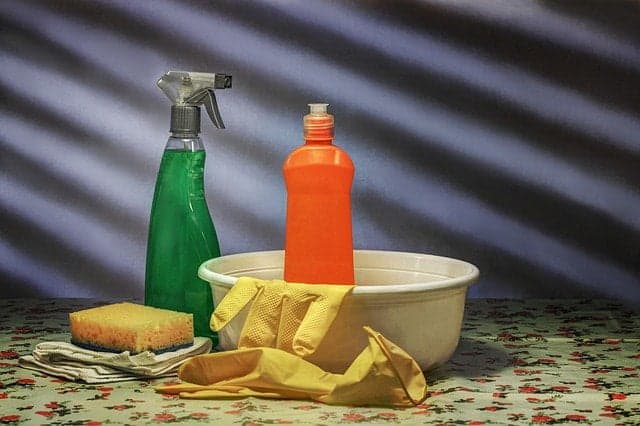 liquid detergent and a bowl to clean the walls